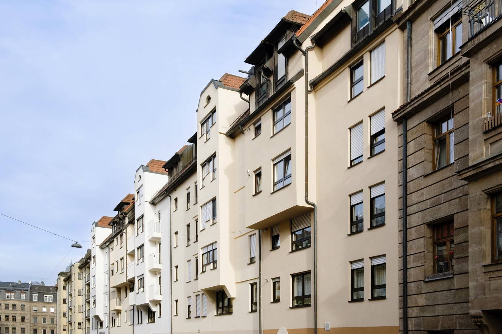 Mehrfamilienhausfassade — Vermieter und Mieter teilen sich die CO2-Kosten
