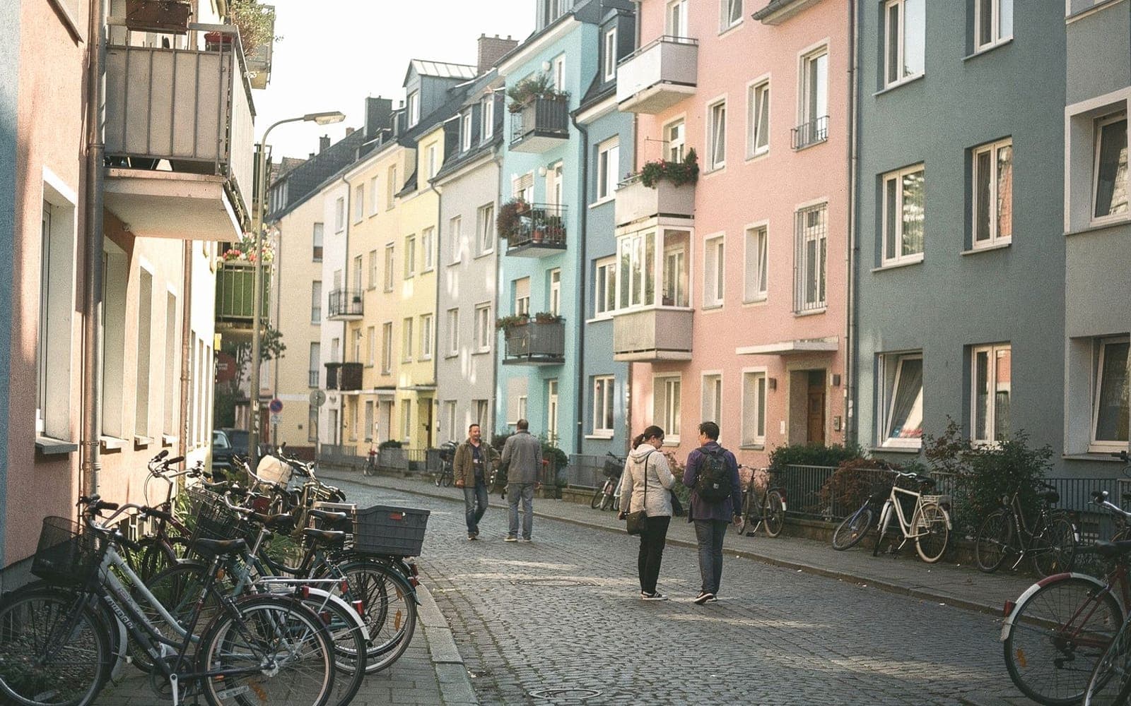 Wohnstraße in Köln mit bunten Fassaden