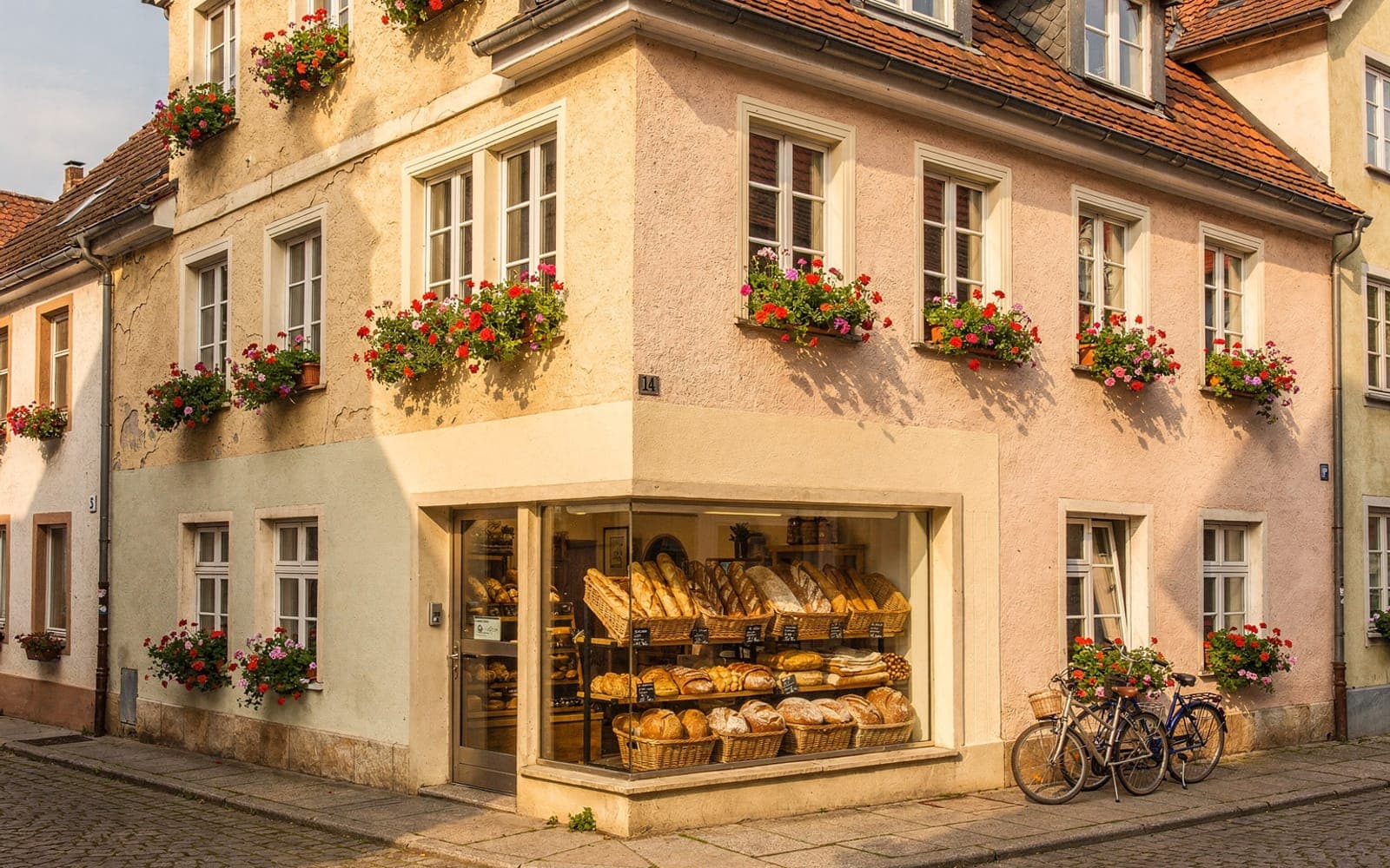 Ladenlokal im Erdgeschoss eines Altbaus mit Schaufenster