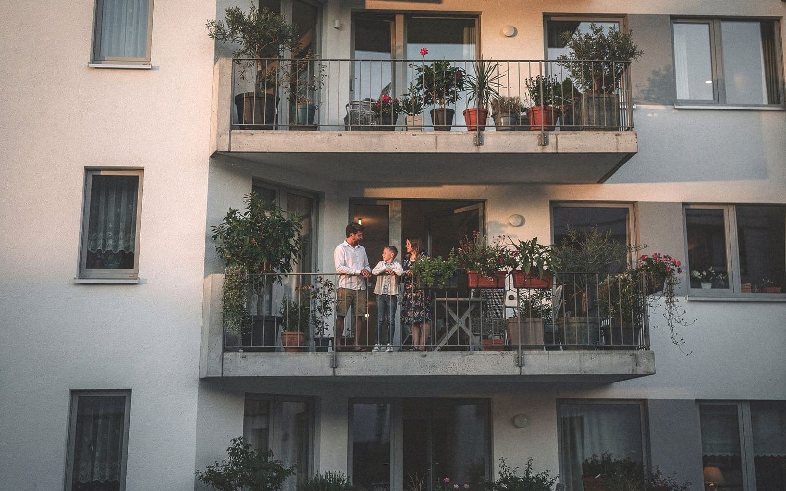 Saniertes Wohnhaus mit großen Balkonen
