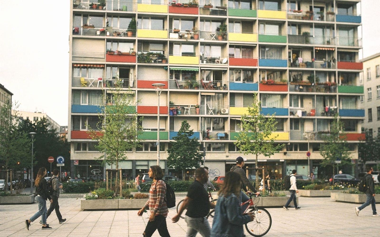 Berliner Wohnhochhaus mit bunten Balkonen