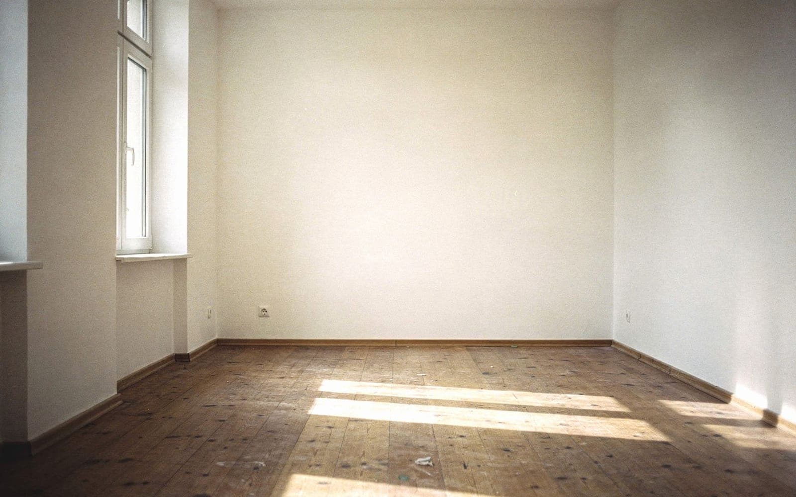 Leere, frisch gestrichene Wohnung mit Sonnenlicht