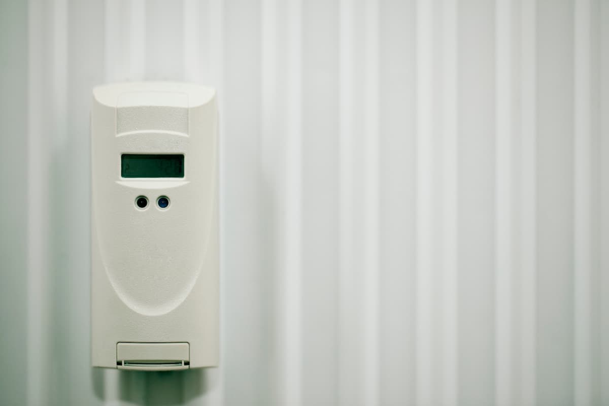 Digitaler Heizkostenverteiler mit Verbrauchsanzeige am Heizkörper