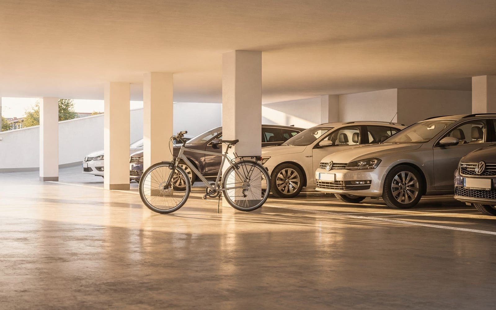 Hell beleuchtete Tiefgarage eines Wohnhauses