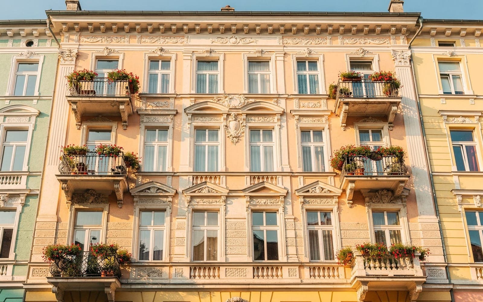 Restaurierte Altbau-Fassade unter blauem Himmel