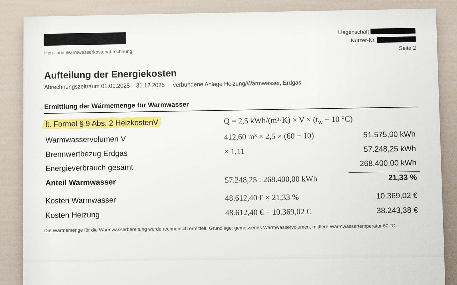 Seite einer Heizkostenabrechnung (Beispiel): Wärmemenge für Warmwasser „lt. Formel § 9 Abs. 2 HeizkostenV“ berechnet, gelb markiert